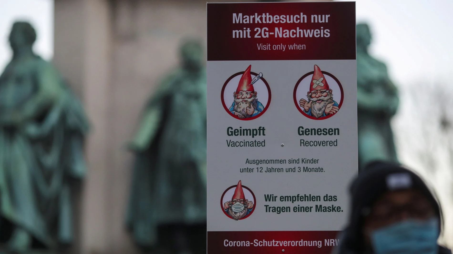 Un cartel sobre la regla '2G', que permite que solo los vacunados o recuperados de la enfermedad del coronavirus visiten los mercados navideños en Colonia, Alemania