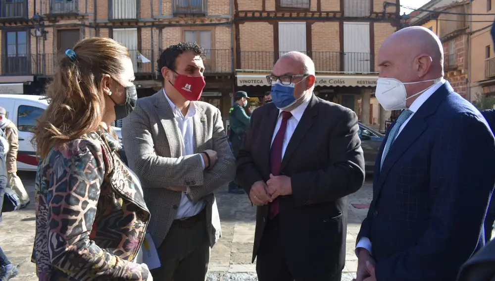 Carnero y Barcones conversan antes de firmar el acuerdo con los regantes en Zamora