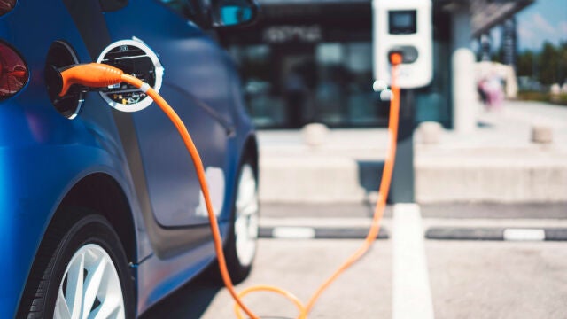 Imagen de recurso de un coche eléctrico en proceso de carga