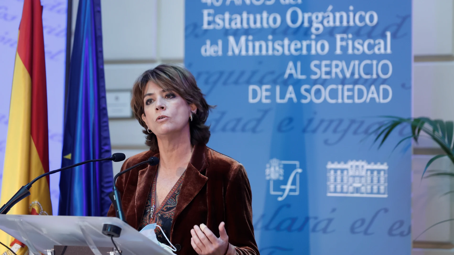 La fiscal general del Estado, Dolores Delgado, ofrece un discurso en el acto conmemorativo del 40 aniversario del Estatuto Orgánico del Ministerio Fiscal celebrado en Madrid, este lunes