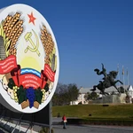 Imagen del escudo transnistrio y al fondo la estatua ecuestre de Alexandr Suvórov, el legendario general ruso que fundó Tiráspol, en la plaza central de la capital de la autoproclamada República de Transnistria