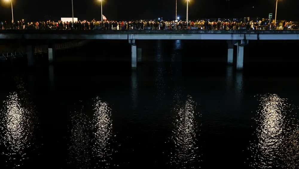 Medio centenar de personas se ha concentrado este lunes en el puente fronterizo de Santiago entre España y Francia, en Irún