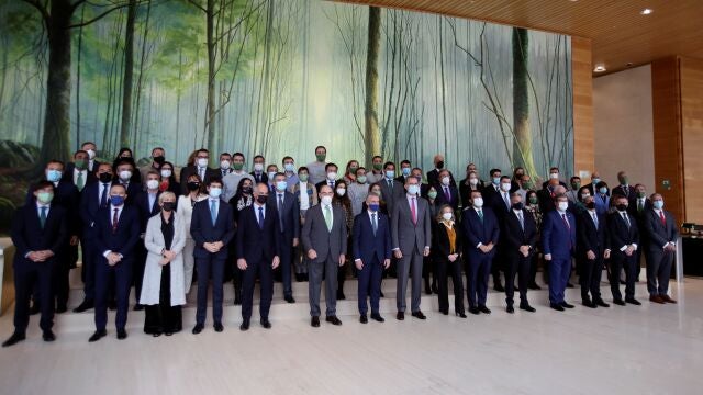 El rey Felipe VI (c) junto con la vicepresidenta primera del Gobierno y ministra de Economía, Nadia Calviño (c-d), el lendakari Íñigo Urkullu (c-i) y el presidente de Iberdrola, Ignacio Sánchez Galán (6i) durante la foto de familia del plenario de la Mesa Europea para la Industria celebrada este lunes en la Torre Iberdrola en Bilbao