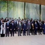 El rey Felipe VI (c) junto con la vicepresidenta primera del Gobierno y ministra de Economía, Nadia Calviño (c-d), el lendakari Íñigo Urkullu (c-i) y el presidente de Iberdrola, Ignacio Sánchez Galán (6i) durante la foto de familia del plenario de la Mesa Europea para la Industria celebrada este lunes en la Torre Iberdrola en Bilbao