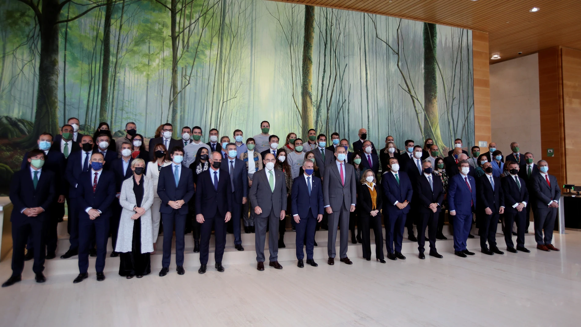 El rey Felipe VI (c) junto con la vicepresidenta primera del Gobierno y ministra de Economía, Nadia Calviño (c-d), el lendakari Íñigo Urkullu (c-i) y el presidente de Iberdrola, Ignacio Sánchez Galán (6i) durante la foto de familia del plenario de la Mesa Europea para la Industria celebrada este lunes en la Torre Iberdrola en Bilbao