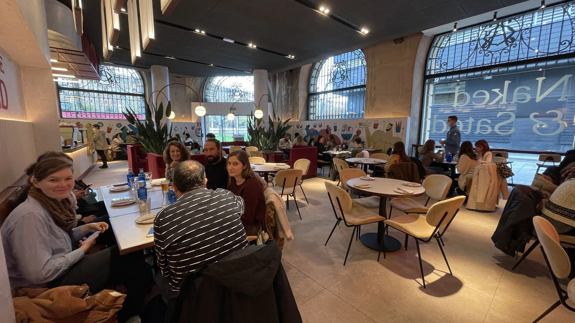 Varias personas comen en un establecimiento de hostelería de Bilbao este lunes