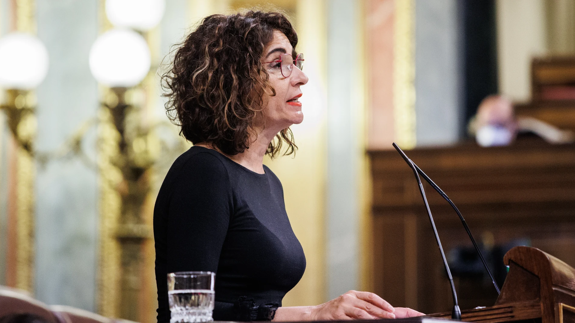 La ministra de Hacienda, María Jesús Montero, interviene en una sesión plenaria en el Congreso de los Diputados, a 23 de noviembre de 2021, en Madrid, (España)