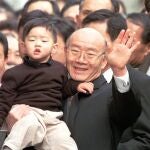 Chun Doo-hwan, ex presidente de Corea del Sur, saluda a sus seguidores con su nieto en brazos en una imagen de archivo.
