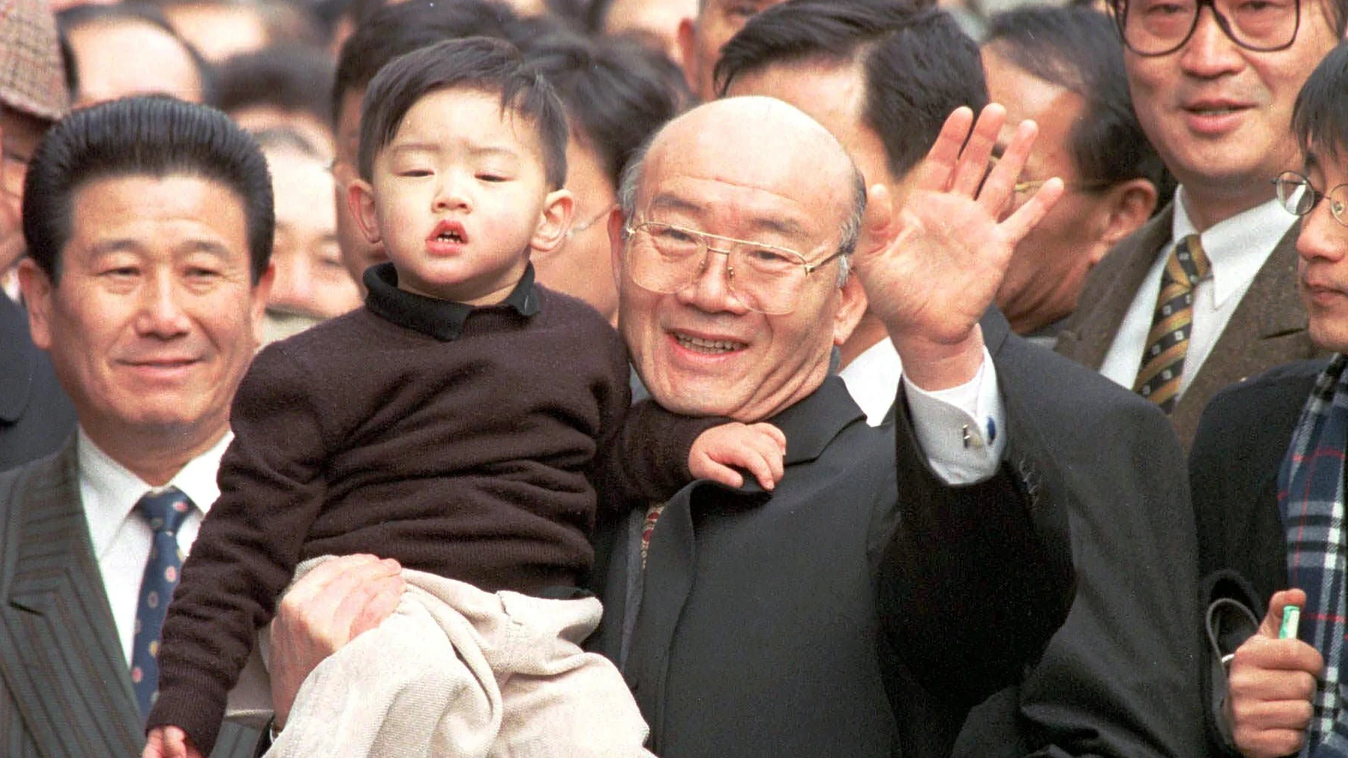 Chun Doo-hwan, ex presidente de Corea del Sur, saluda a sus seguidores con su nieto en brazos en una imagen de archivo.