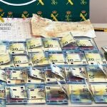 Imagen del dinero, la droga y los efectos incautados