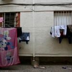 Los penúltimos vecinos de la colonia de la Uva en Hortaleza abandonan sus casas (que son tapiadas por operarios municipales) para ocupar nuevos pisos, donde el IVIMA los ha realojado.