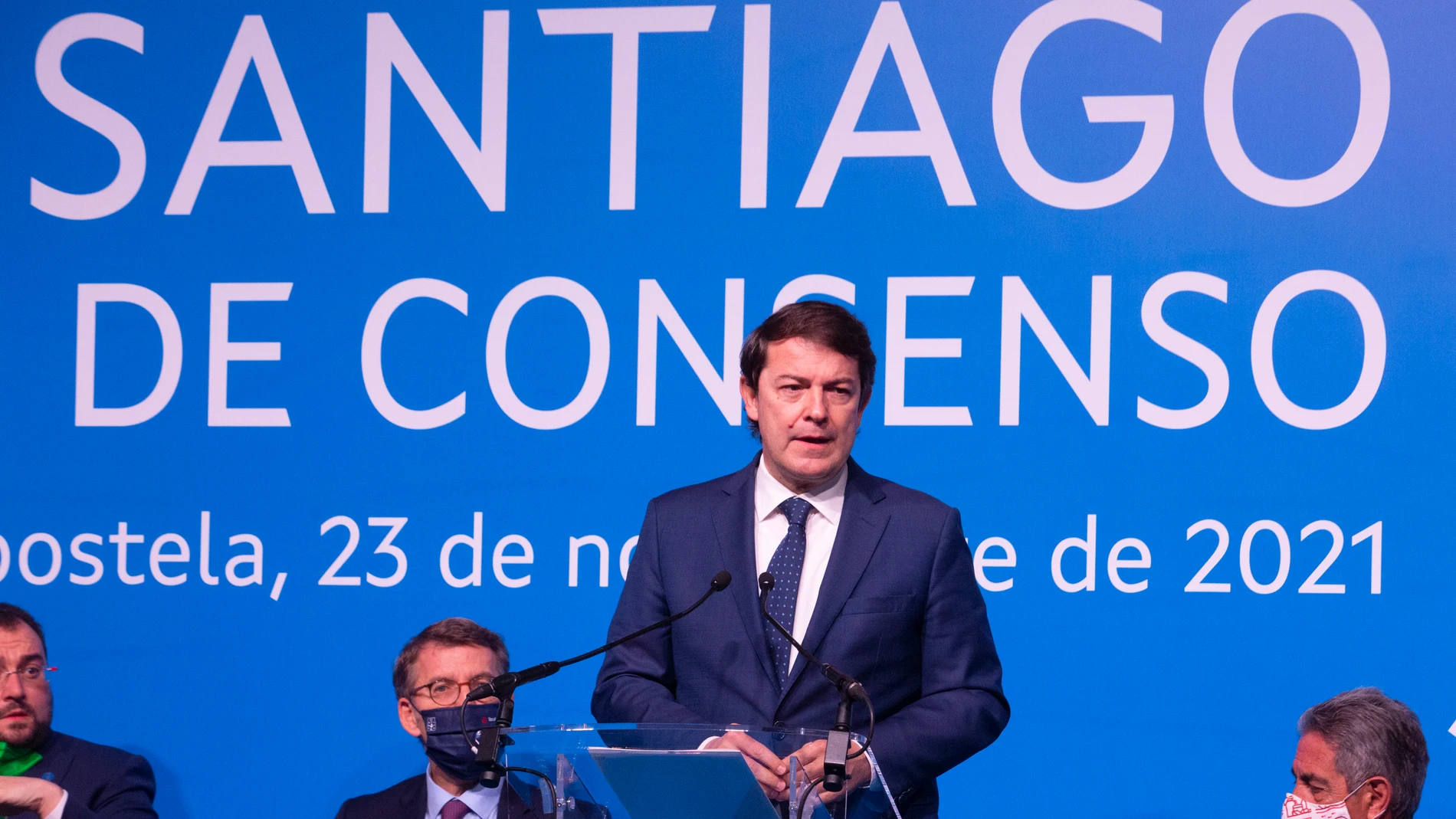 El presidente de la Junta, Alfonso Fernández Mañueco, junto a los presidentes asistentes al 'Foro Santiago. Camino de Consenso', encuentro institucional de las comunidades de Galicia, Castilla y León, Asturias, Cantabria, La Rioja, Aragón, Castilla-La Mancha y Extremadura