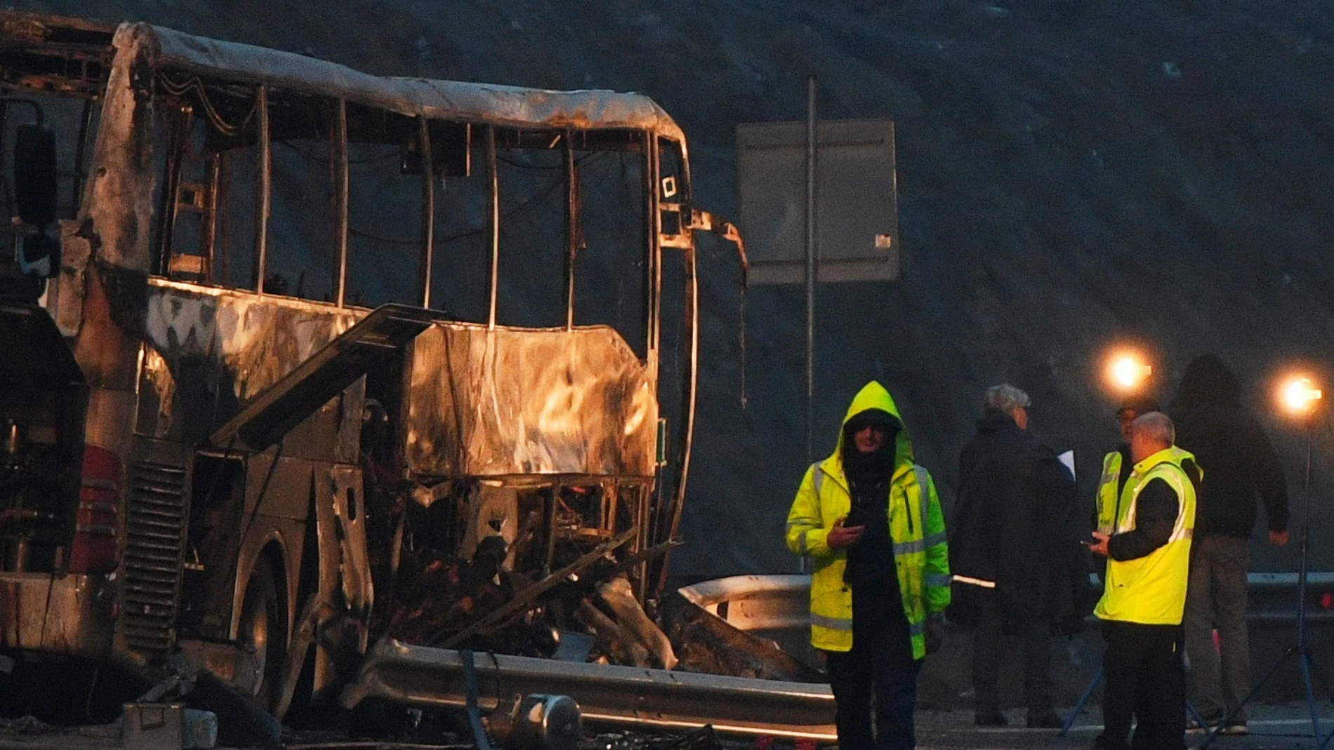 Así quedó el autobús que se quemó en una autopista de Bulgaria