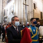 El alcalde de Sevilla y secretario general del PSOE-A, Juan Espadas, con la espada de San Fernando