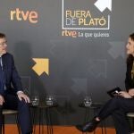 El presidente de la Generalitat, Ximo Puig,en la imagen, con la directora del centro territorial de TVE en Valencia, Arantxa Torres, participa como primer invitado de "Fuera de plató", el formato de encuentros de trabajo informativos con invitados de primer nivel de diferentes disciplinas que pone en marcha RTVE.