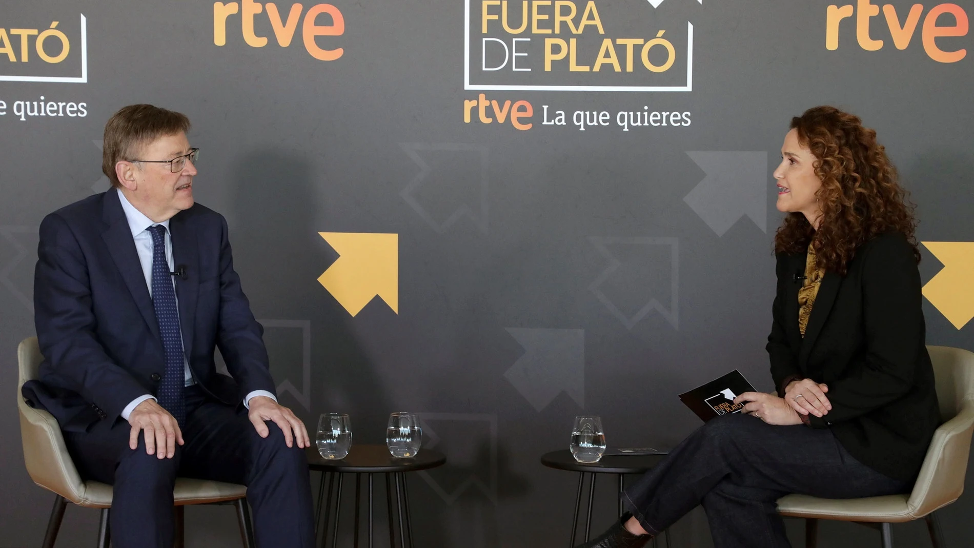 El presidente de la Generalitat, Ximo Puig,en la imagen, con la directora del centro territorial de TVE en Valencia, Arantxa Torres, participa como primer invitado de "Fuera de plató", el formato de encuentros de trabajo informativos con invitados de primer nivel de diferentes disciplinas que pone en marcha RTVE.