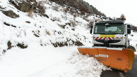 Las máquinas quitanieves volverán a trabajar durante esta jornada en Castilla y León