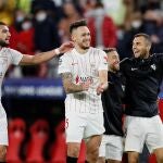 Rafa Mir y Jordán, goleadores de la noche, celebran el triunfo del Sevilla junto a Ocampos