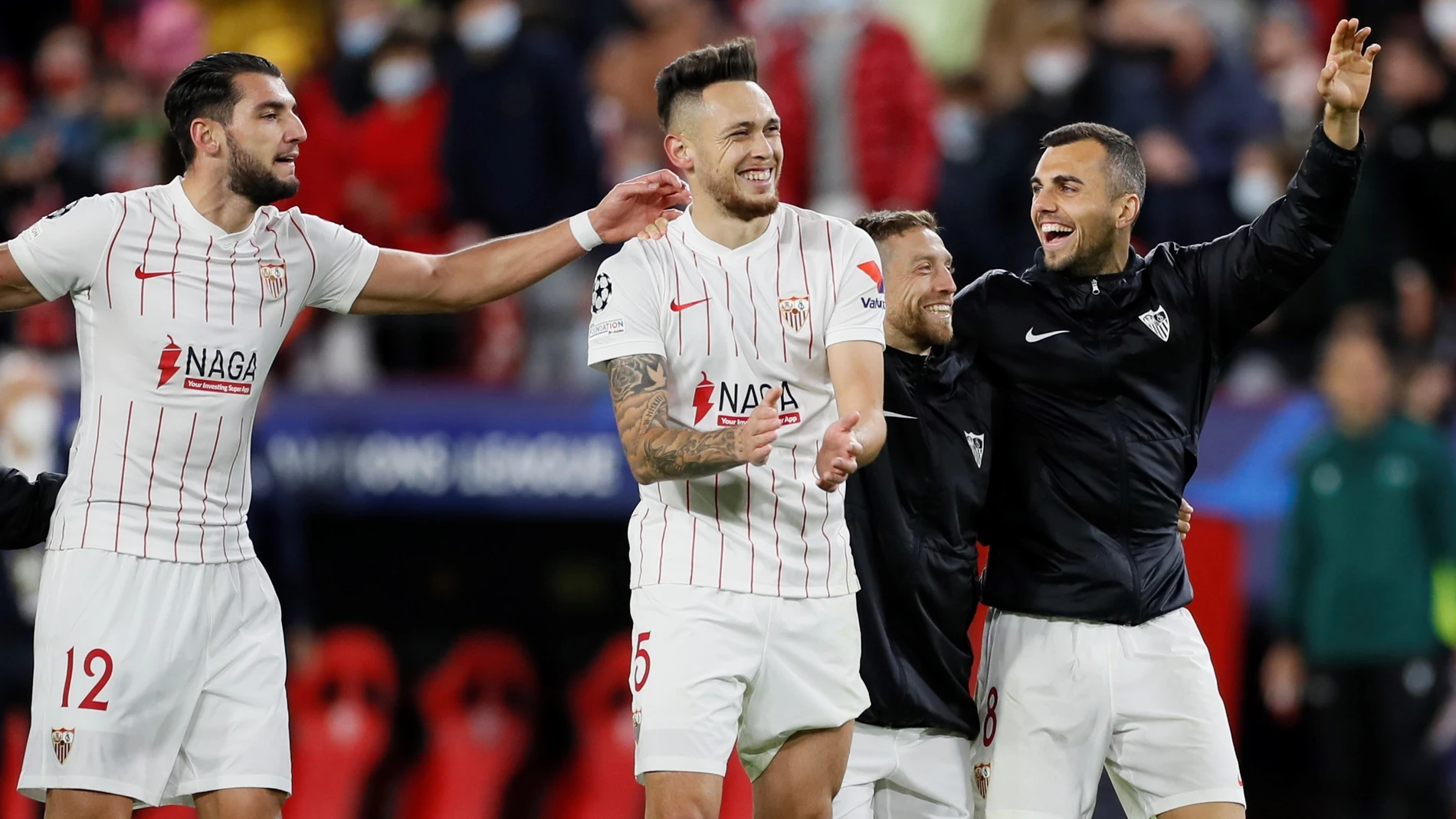 Rafa Mir y Jordán, goleadores de la noche, celebran el triunfo del Sevilla junto a Ocampos