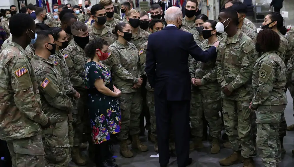 Biden saluda a las tropas de la base militar de Fort Bragg