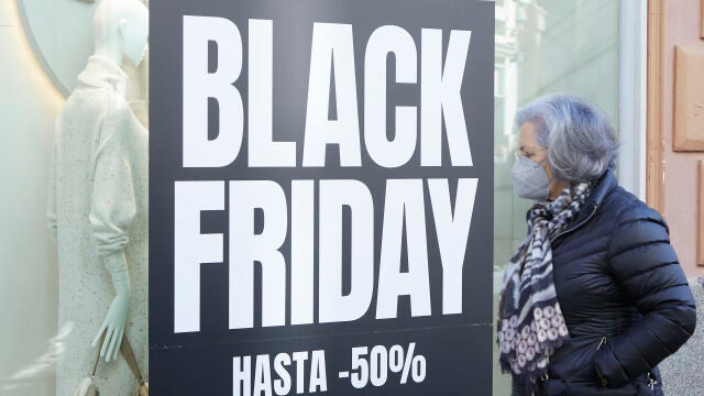 Comerciantes anuncian en sus escaparates los descuentos por comprar en la semana del Black Friday