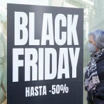 Comerciantes anuncian en sus escaparates los descuentos por comprar en la semana del Black Friday