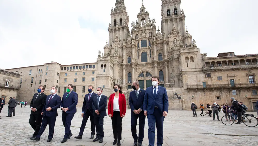 El presidente de la Junta, Alfonso Fernández Mañueco, junto a los presidentes asistentes al 'Foro Santiago. Camino de Consenso', encuentro institucional de las comunidades de Galicia, Castilla y León, Asturias, Cantabria, La Rioja, Aragón, Castilla-La Mancha y Extremadura