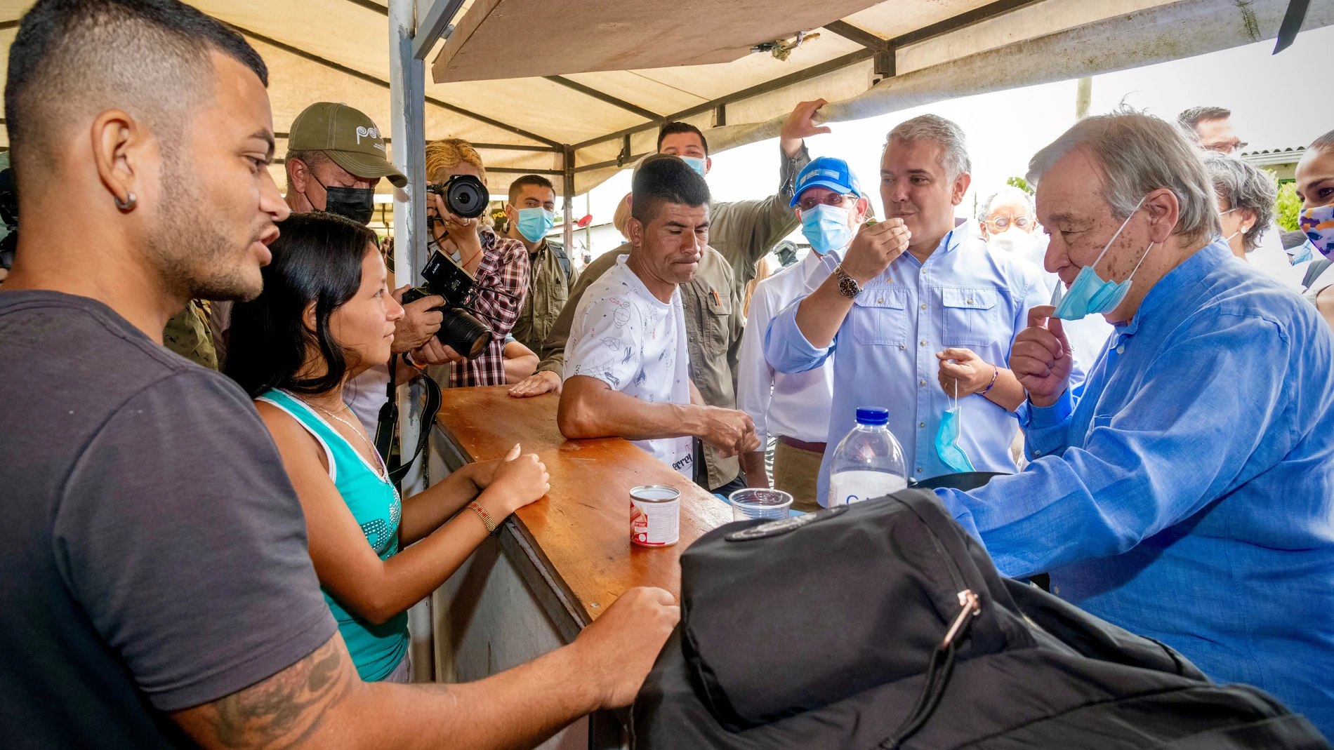 El secretario general de la ONU, Antonio Guterres, junto al mandatario colombiano, Iván Duque, comen productos típicos durante una visita al antiguo Espacio Territorial de Capacitación y Reincorporación (ETCR)