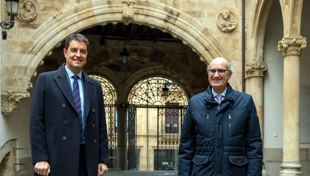 El consejero de la Presidencia, Ángel Ibáñez, junto al presidente de la Diputación de Salamanca, Javier Iglesias