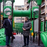 Ángel Ibáñez junto al alcalde de Salamanca, Carlos García Carbayo, visitan el parque infantil de la plaza del Campillo