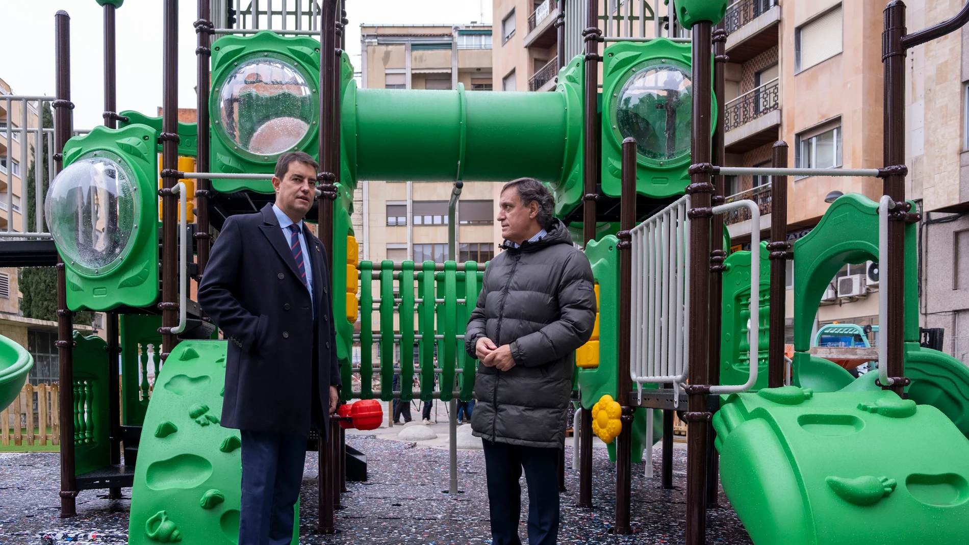 Ángel Ibáñez junto al alcalde de Salamanca, Carlos García Carbayo, visitan el parque infantil de la plaza del Campillo