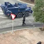 Despliegue en Cádiz del BMR blindado de la Policía Nacional, la conocida como &#39;tanqueta&#39;, durante las protestas por la huelga del sector del metal. EUROPA PRESS