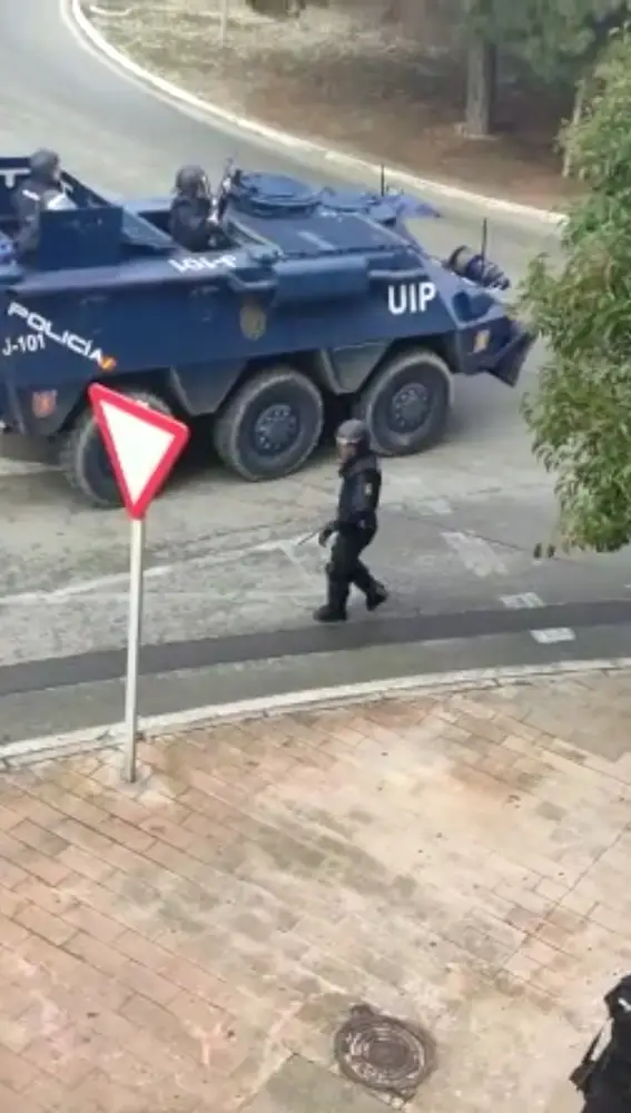 Despliegue en Cádiz del BMR blindado de la Policía Nacional, la conocida como 'tanqueta', durante las protestas por la huelga del sector del metal. EUROPA PRESS