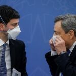 El ministro de Sanidad italiano Roberto Speranza, junto al primer ministro Mario Draghi