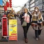 Un grupo de personas camina por las calles de Amsterdam, en una imagen de archivo