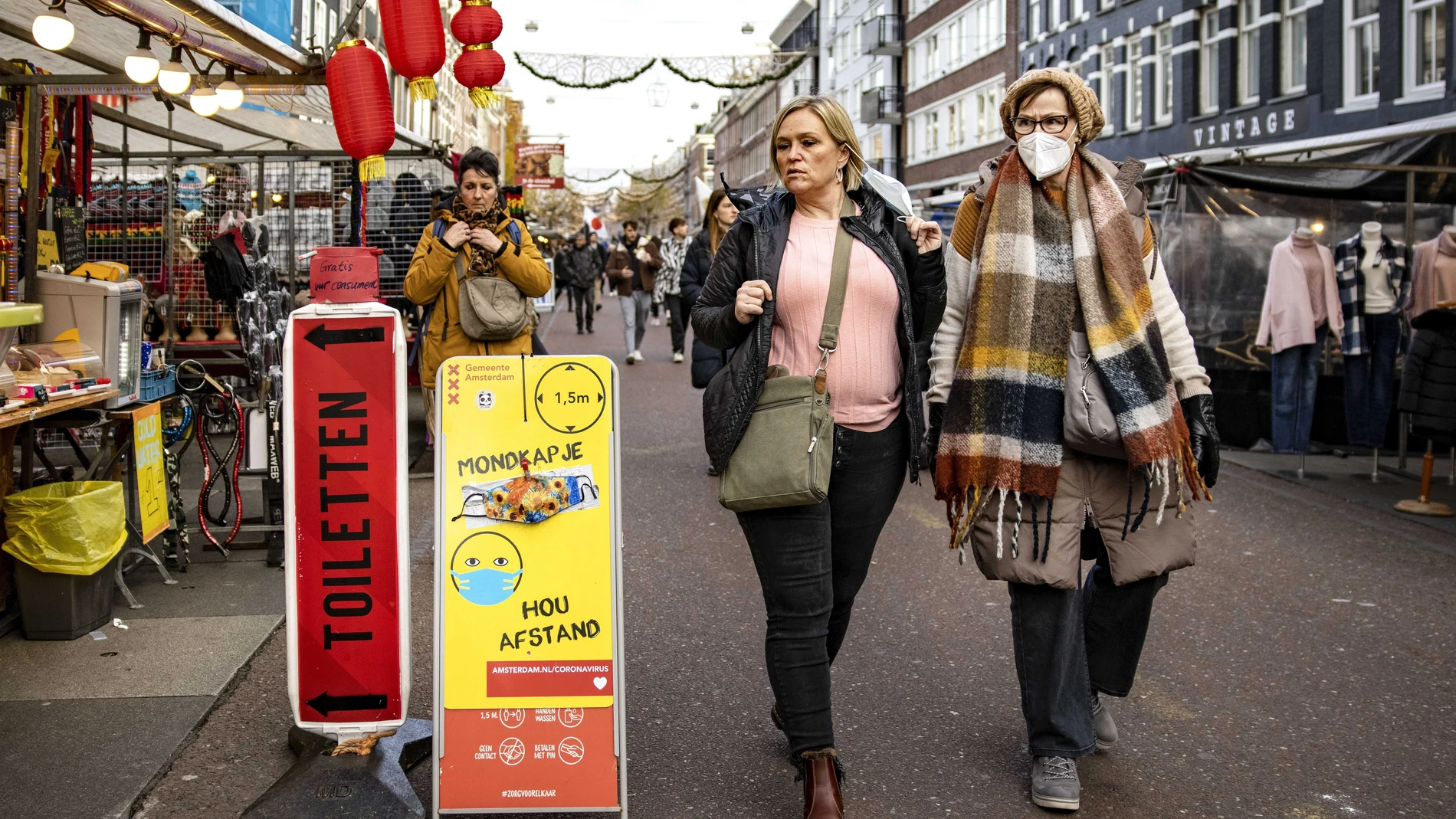 Un grupo de personas camina por las calles de Amsterdam, en una imagen de archivo