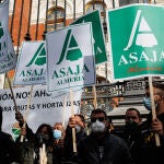 Un grupo de personas con carteles de ASAJA Almería, durante la concentración frente al Ministerio de Agricultura