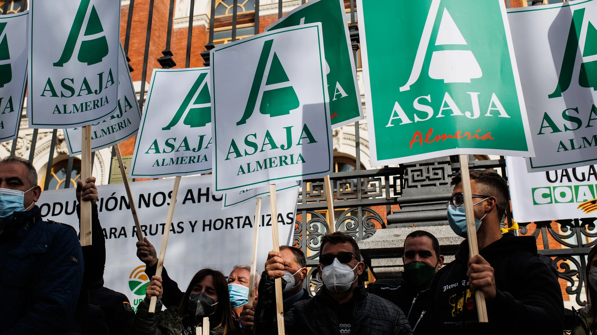 Un grupo de personas con carteles de ASAJA Almería, durante la concentración frente al Ministerio de Agricultura