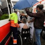 Enfermos del hospital de Arriondas son desalojados en previsión por el desborde del río Sella a su paso por Arriondas.