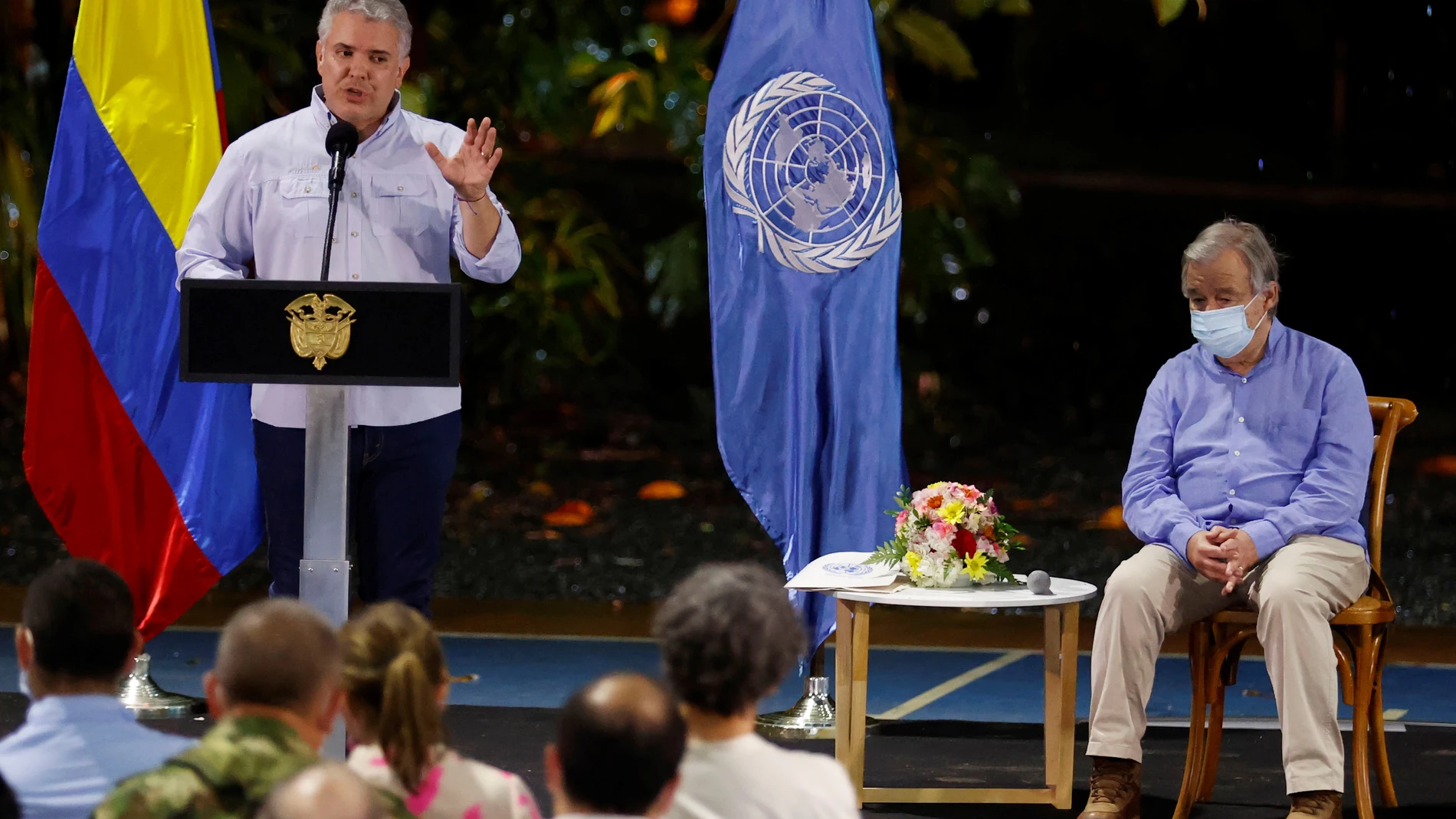 AME9975. APARTADÓ (COLOMBIA), 23/11/2021.- El presidente de Colombia, Iván Duque (i), habla junto al secretario general de la ONU, Antonio Guterres (d), durante un acto en el marco de la conmemoración del quinto aniversario de la firma del acuerdo definitivo de paz entre el Gobierno colombiano y las FARC, hoy, en Apartadó (Colombia). Guterres mostró este martes su preocupación porque varias regiones de Colombia siguen afectadas por la "inseguridad" y dijo que los asesinatos de excombatientes de las FARC y de líderes sociales "funden las esperanzas de las comunidades". Guterres, que visitó junto a Duque, otros representantes del Gobierno, miembros de la extinta guerrilla de las FARC y de organizaciones civiles el departamento de Antioquia (noroeste), mostró su compromiso con el acuerdo de paz, de cuya firma se cumplen mañana cinco años. EFE/ Mauricio Dueñas Castañeda