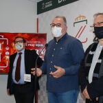 El diputado de Turismo, Jesús María Prada Saavedra; el presidente de AZEHOS Zamora, Óscar Somoza; y Narciso Prieto, de Caja Rural, presentan la campaña