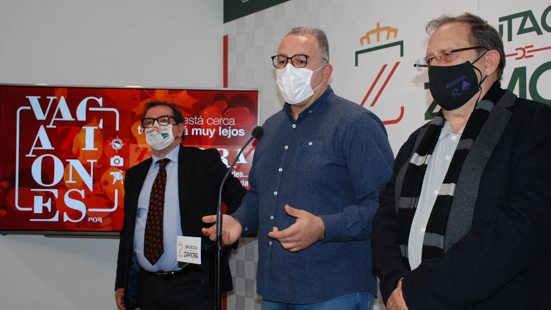 El diputado de Turismo, Jesús María Prada Saavedra; el presidente de AZEHOS Zamora, Óscar Somoza; y Narciso Prieto, de Caja Rural, presentan la campaña