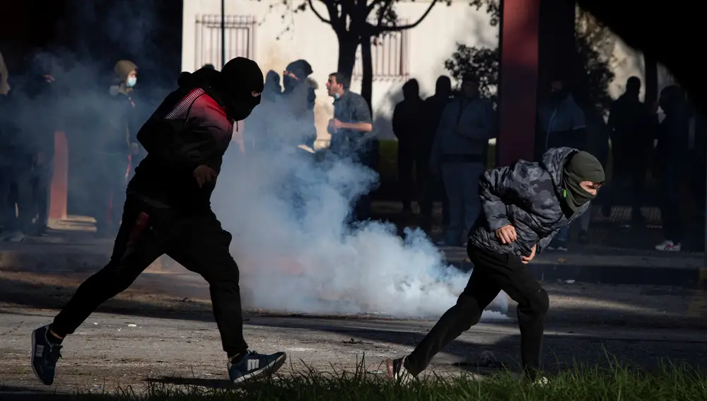 Varios de los manifestantes del sector del metal que hoy se han vuelto a movilizar en la barriada de San Pedro en Puerto Real (Cádiz) durante la novena jornada de huelga indefinida y en la que se han sucedido los enfrentamientos con la Policía.
