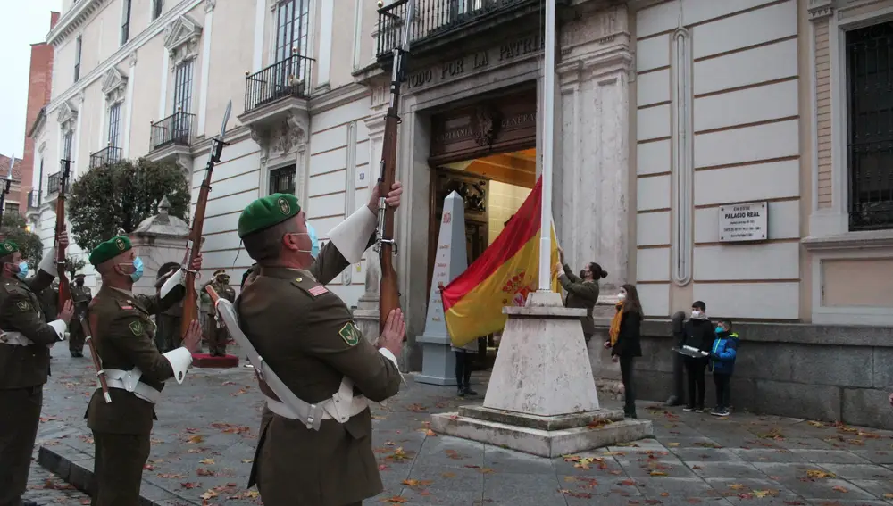 Acto del arriado solemne de la Bandera de España