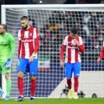 Los jugadores del Atlético lamentan el gol del Milan