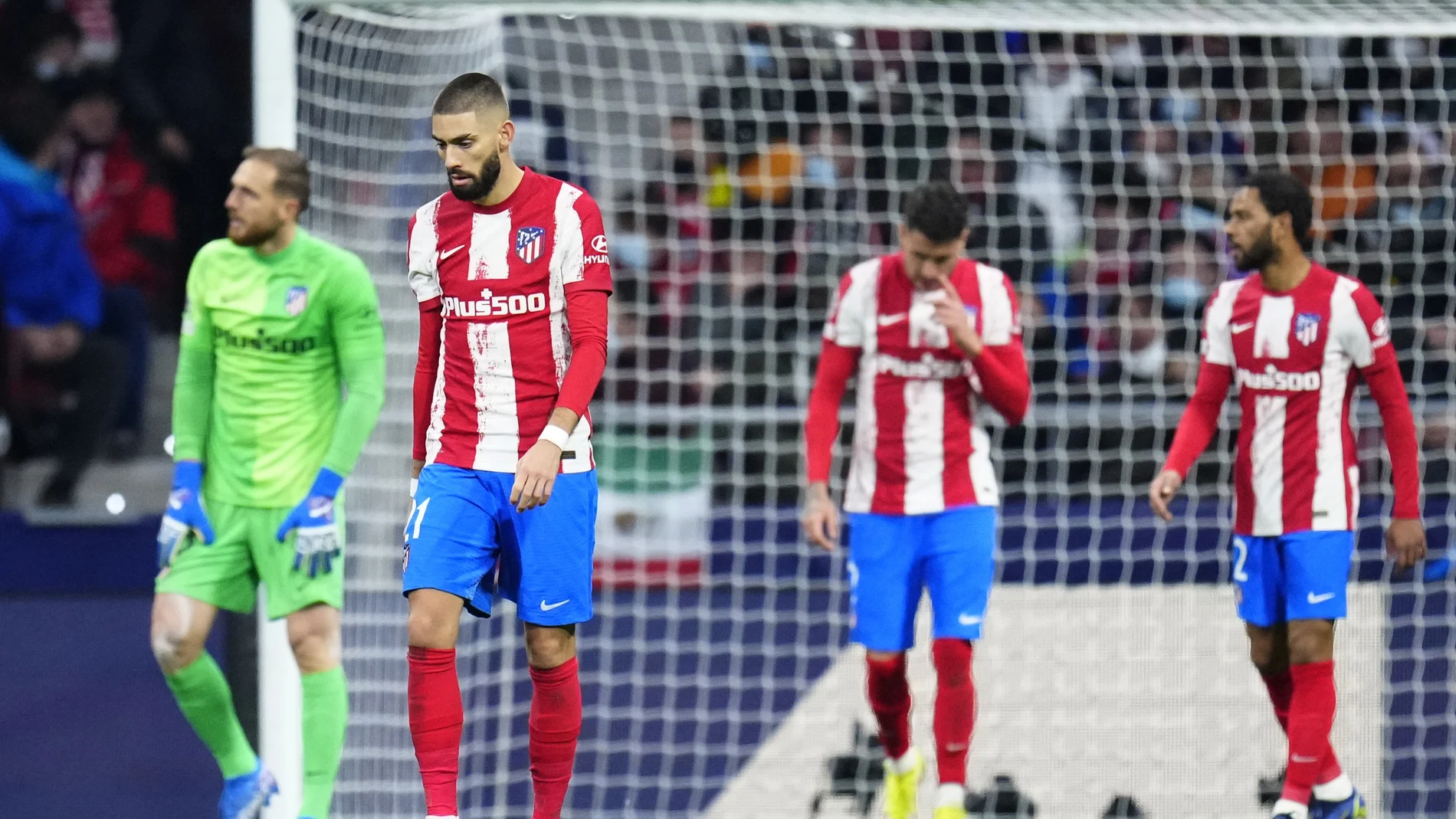 Los jugadores del Atlético lamentan el gol del Milan