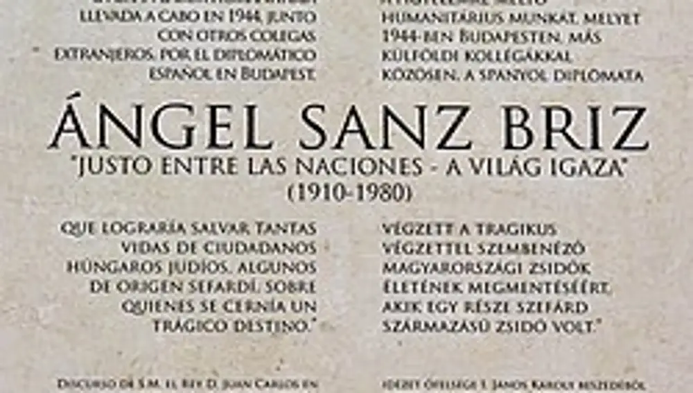 Placa en memoria de Ángel Sanz-Briz en la pared de la embajada española en Budapest (Hungría).