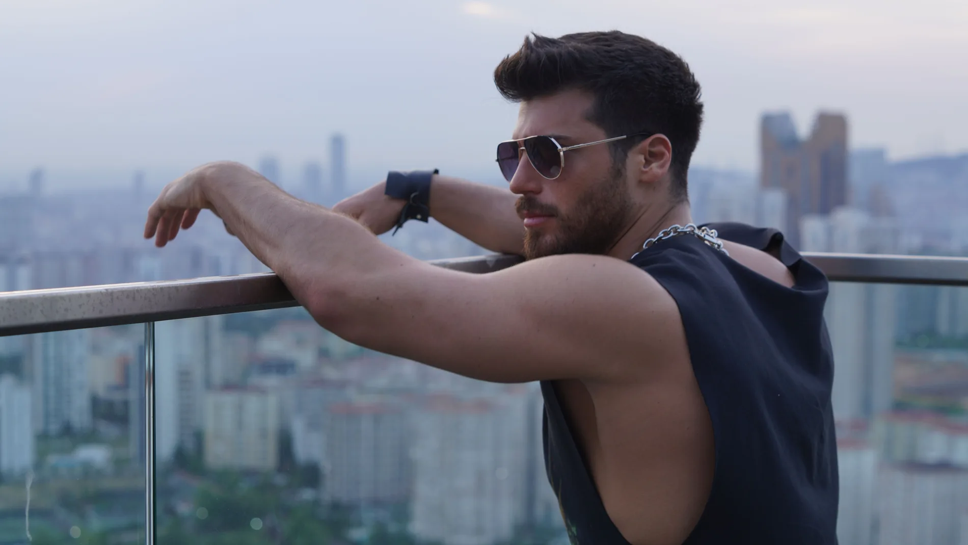 El actor Can Yaman interpreta a un soltero adinerado que busca aventuras sin atarse emocionalmente