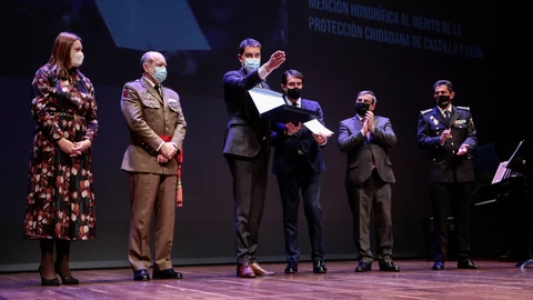 Los consejeros de Fomento y Medio Ambiente, Juan Carlos Suárez-Quiñones, y de la Presidencia, Ángel Ibáñez, entregan las medallas