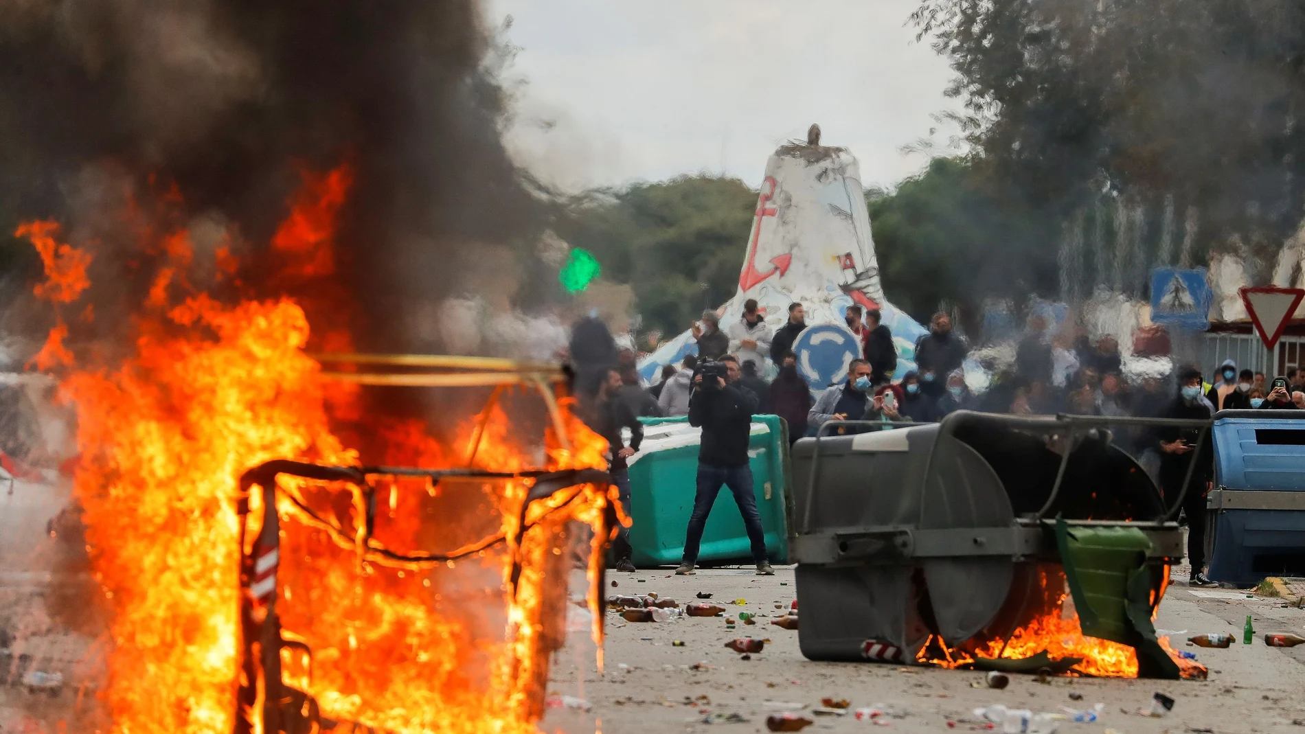 Los manifestantes quemaron contenedores
